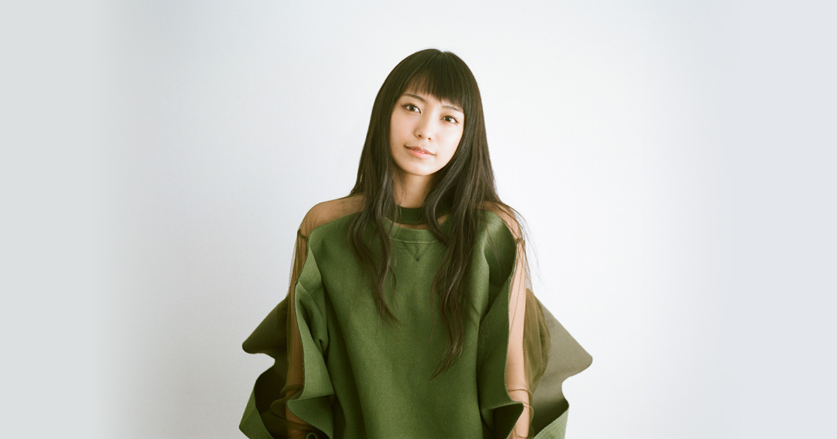 グリーンの斬新なデザインのワンピースを着る歌手・miwa